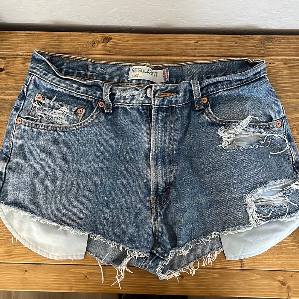 LEVI SHORT SHORTS